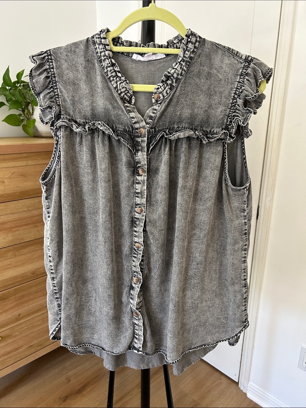 Jane + Delancey Button Up Top. Size XL. PTP 21”. Acid wash color